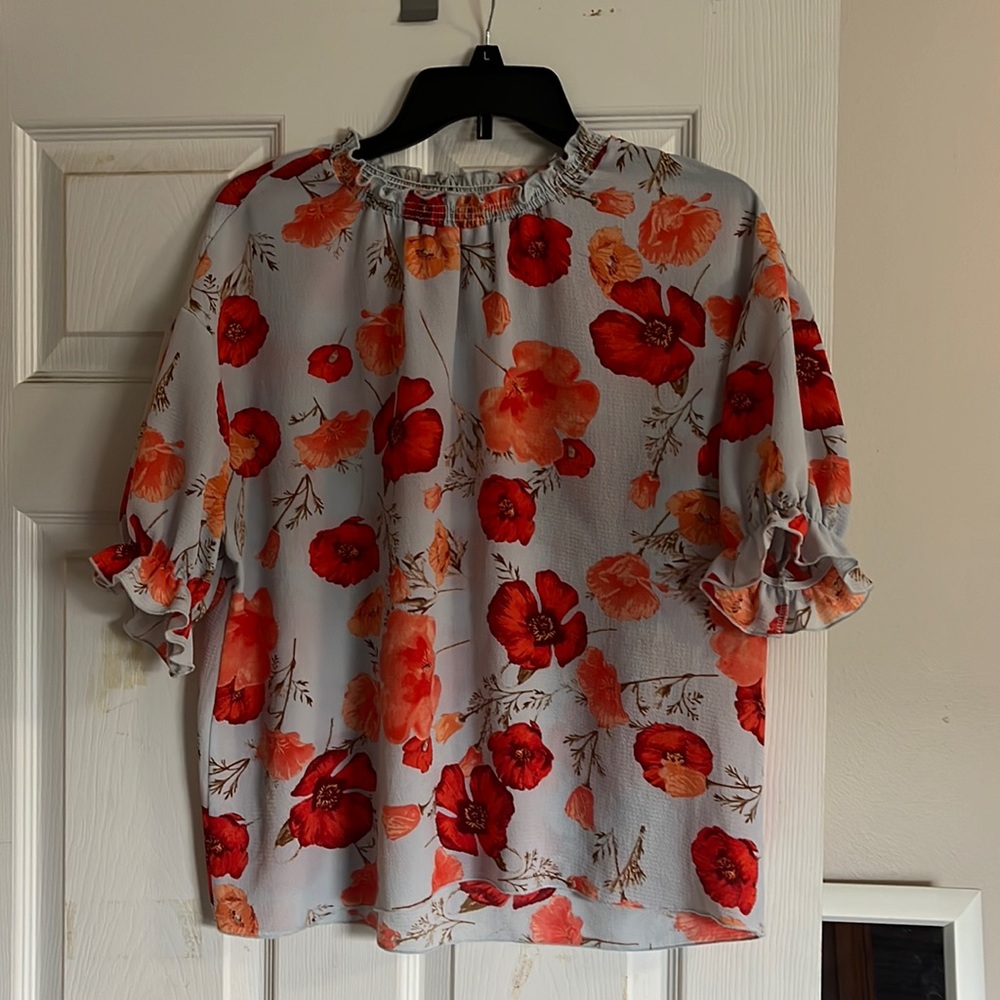 Light blue short sleeve top w/pink and orange flowers -L